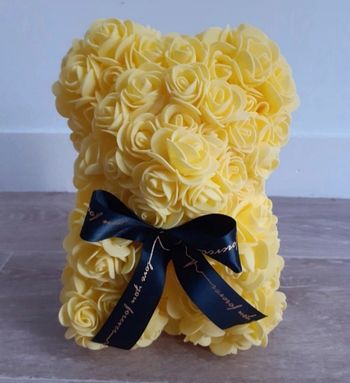 Ourson en pétales de rose