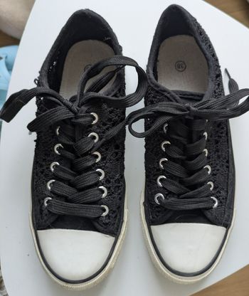 Basket noire femme Basket femme noire , ajourée style " dentelle" . 
Porté 1 fois. 
Taille 38