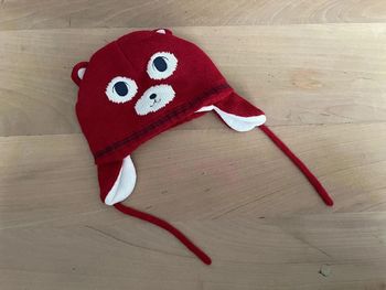 Joli bonnet tête d’ourson rouge bordeau