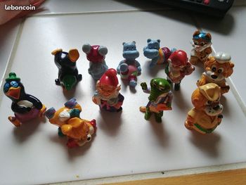 Lot 12 figurines kinder
