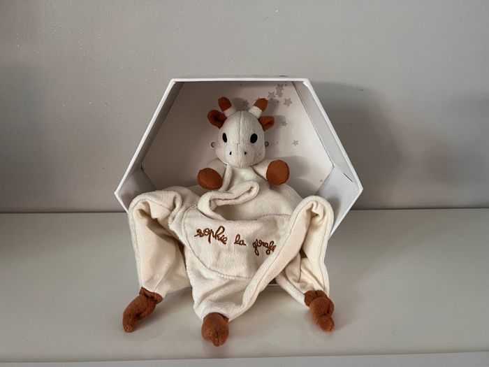 Doudou Sophie la girafe  Neuf  Vendu sans boite                #bebefille6mois_candysand    #bebegarcon #naissance #naissancegarcon #nourrisson #maternité #sacfemme #grossesse #ensemblebebe #prixnegociable #prixlots #chauffebiberon #éveil #eveilbebe #joue