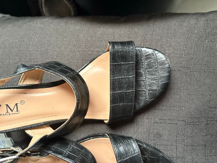 Sandales noires à talon aspect croco - photo numéro 2