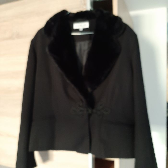 Veste courte, col fourrure.