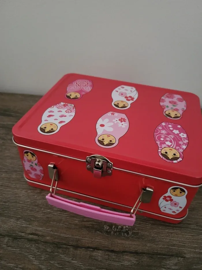 Petite mallette en métal rouge matriochkas