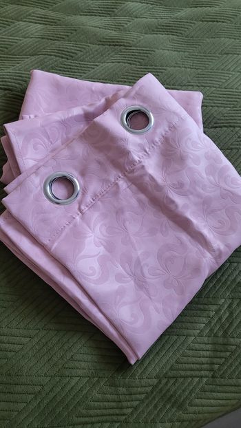 Rideaux rose à motifs 