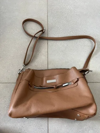 Sac à bandoulière marron, bon état mais quelques marques d'usures, 34*20cm