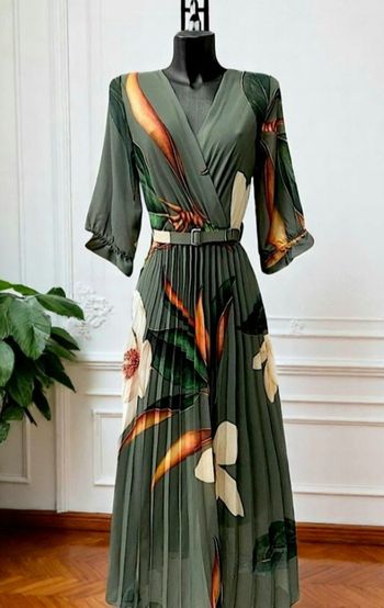 Robe longue noires à fleurs rouges