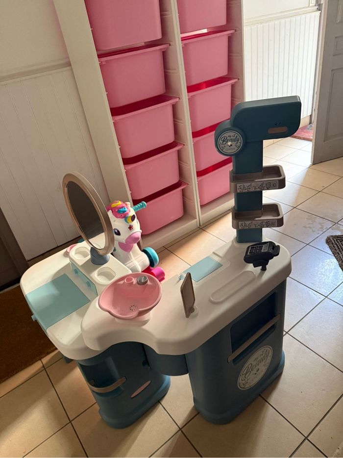 Coiffeuse et institut de beauté pour enfant