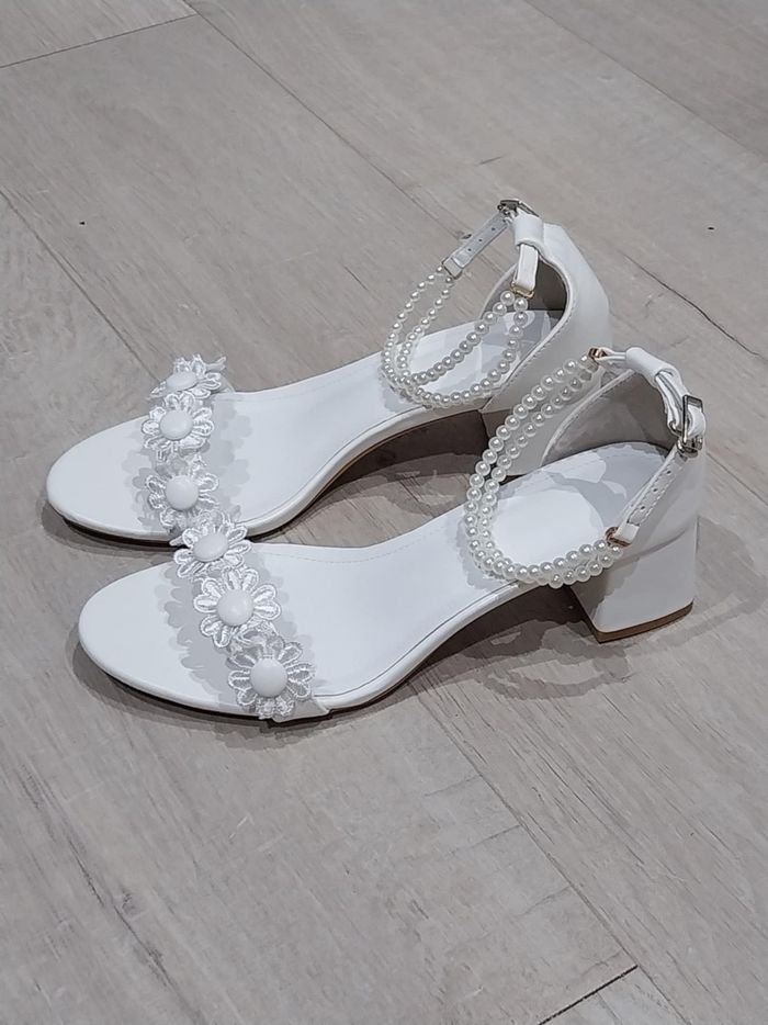 Sandales à talons compensés à bride fleurie et chaîne de perles T.39 - photo numéro 2