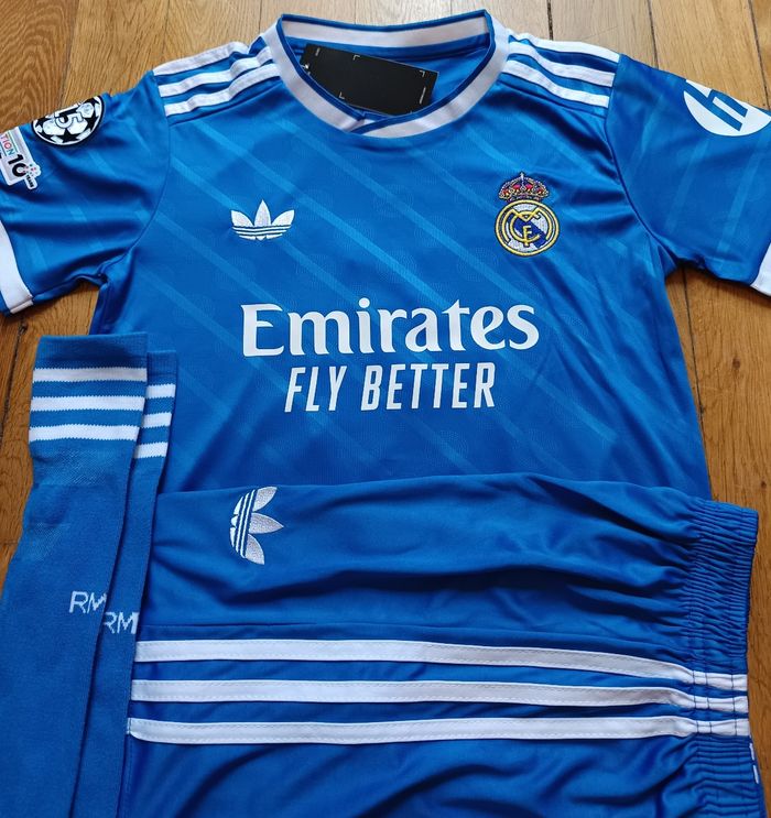 Maillot taille 14 ans  tenue Mbappe Real de Madrid bleu extérieur - photo numéro 2