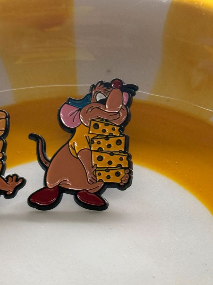 Lot de deux pins Disney - photo numéro 3