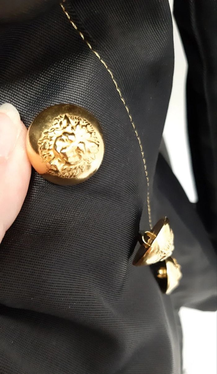 Magnifique veste cintrée La Milliardaire noire avec coutures et boutons dorés - photo numéro 11