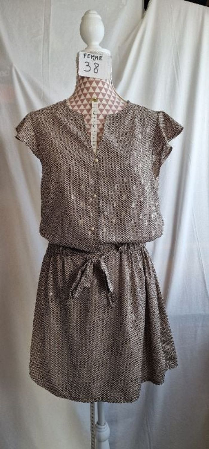 Robe, marron à motif doré, en polyester, en très très bon état, taille élastique +ceinture
