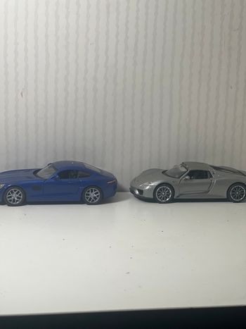 2 voiture à frictions 