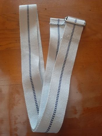 Ceinture réglable longueur 132 cm. Largeur 5 cm.