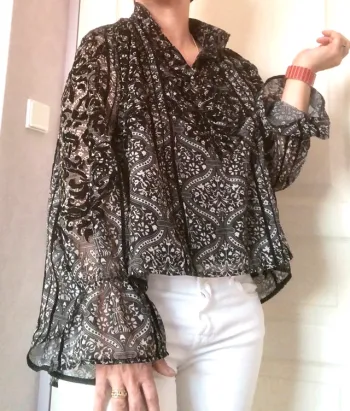 Adorable blouse, chemise, haute noire fleurie