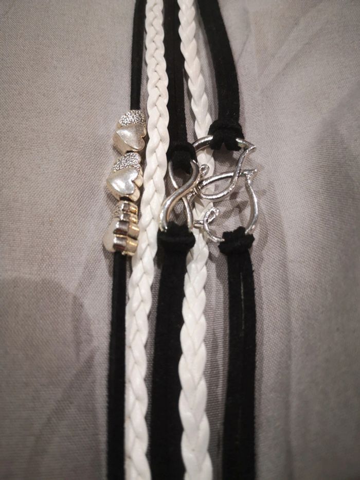 Bracelet noir et blanc à breloques - photo numéro 2