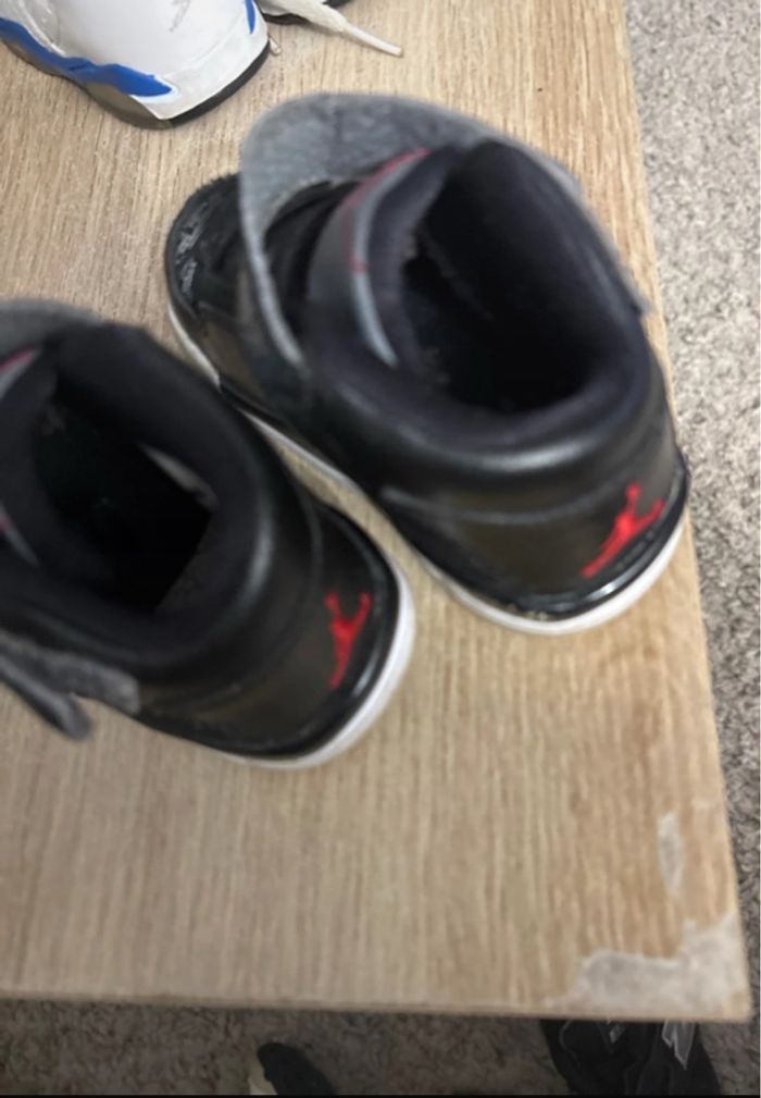 Basket Jordan. Taille 21 - photo numéro 4