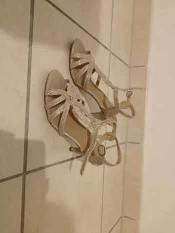 Chaussure petit talon doré