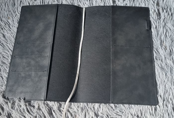 Protège cahier noir à fleurs style cuir - photo numéro 3