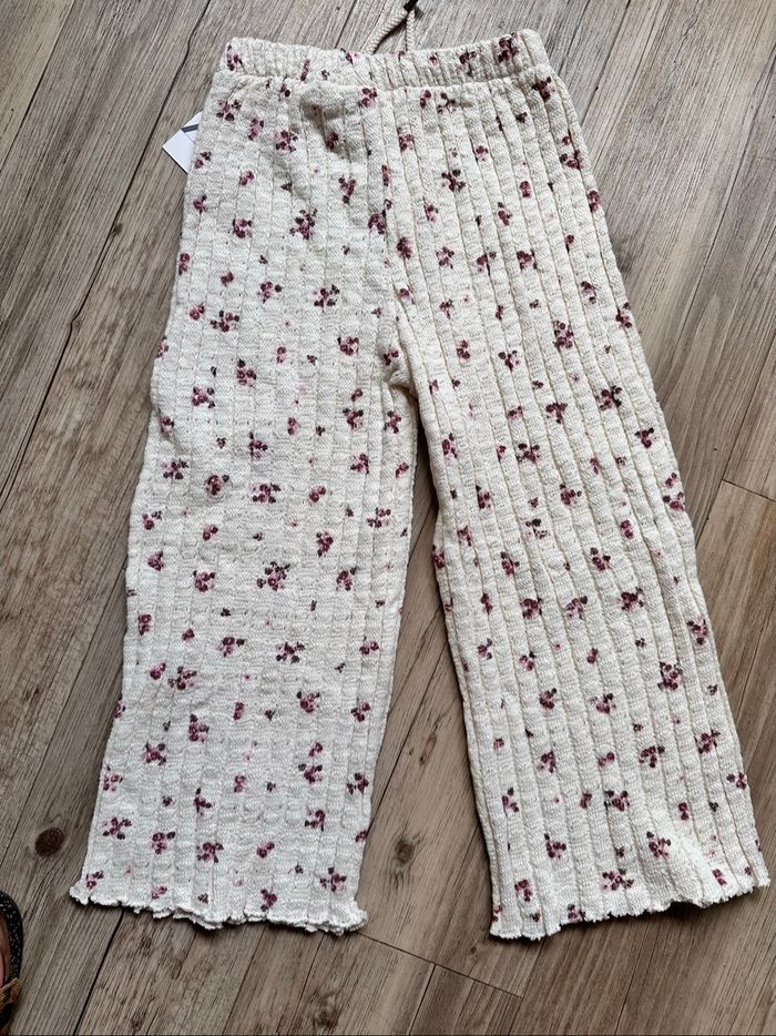Pantalon beige à fleurs Zara 4/5 ans neuf - photo numéro 5