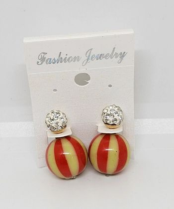 Paire de boucles d'oreilles.
Neuve.