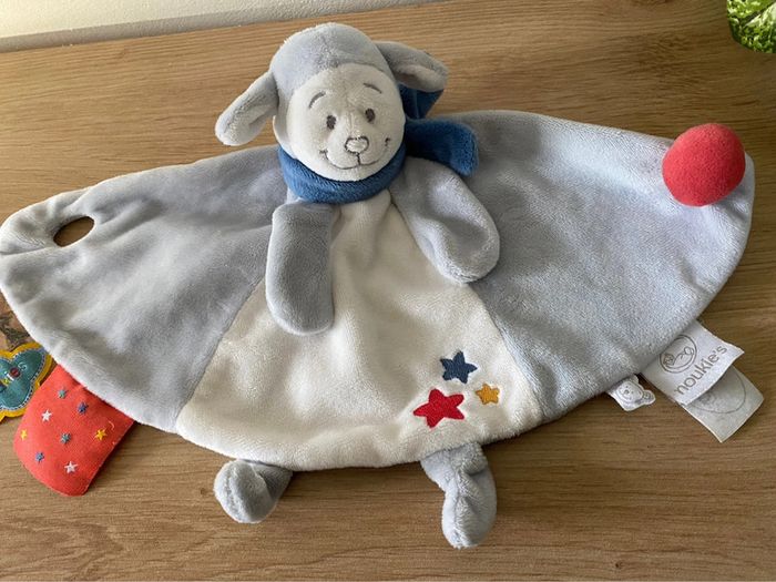 Doudou plat demi rond mouton guss blanc gris rouge noukies - photo numéro 2