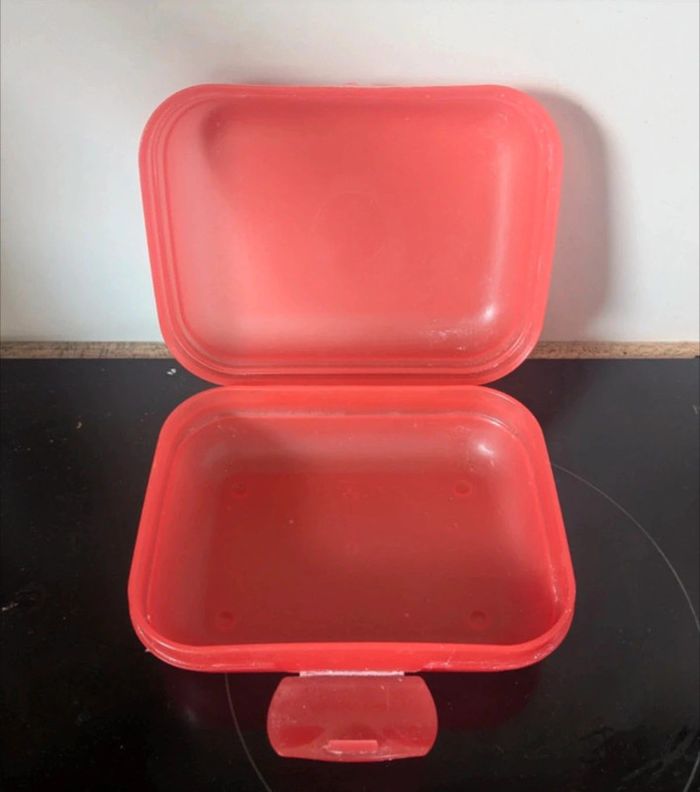 Boîte à bêtises tupperware rouge