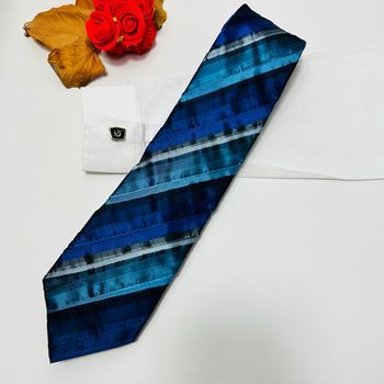 Cravate à rayure plissée - bleu marine noir satinée - 10 cm - très bon état