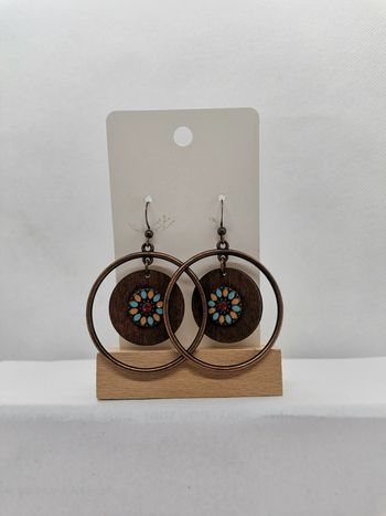 Paire de boucles d'oreilles en zinc médaillon fleuri et bois