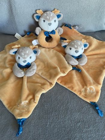 Lot de 2 Doudou plat Renne Biche Faon jaune moutarde bleu beige et son hochet Dodo D’amour