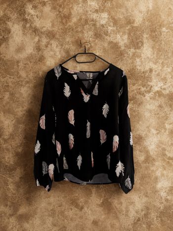 Blouse noire à motifs plumes
