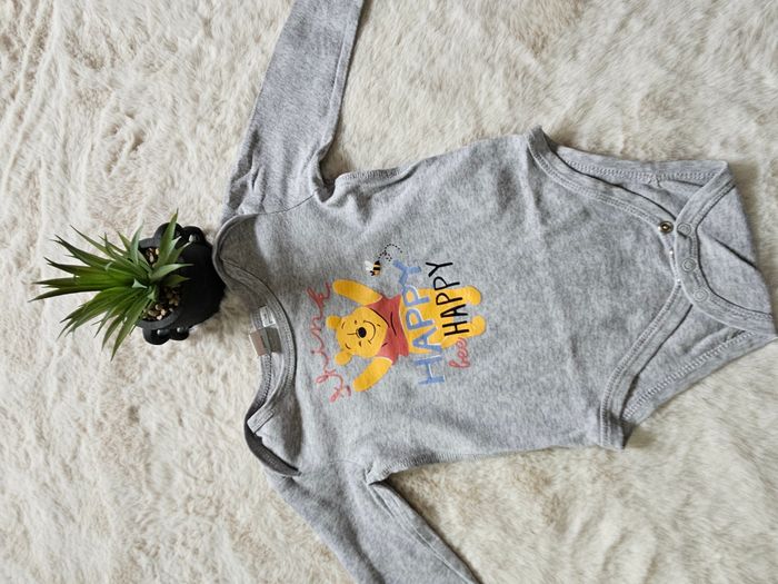 🌟Disney/ H&M - Lot de 2 bodies - Taille 12 mois - photo numéro 4