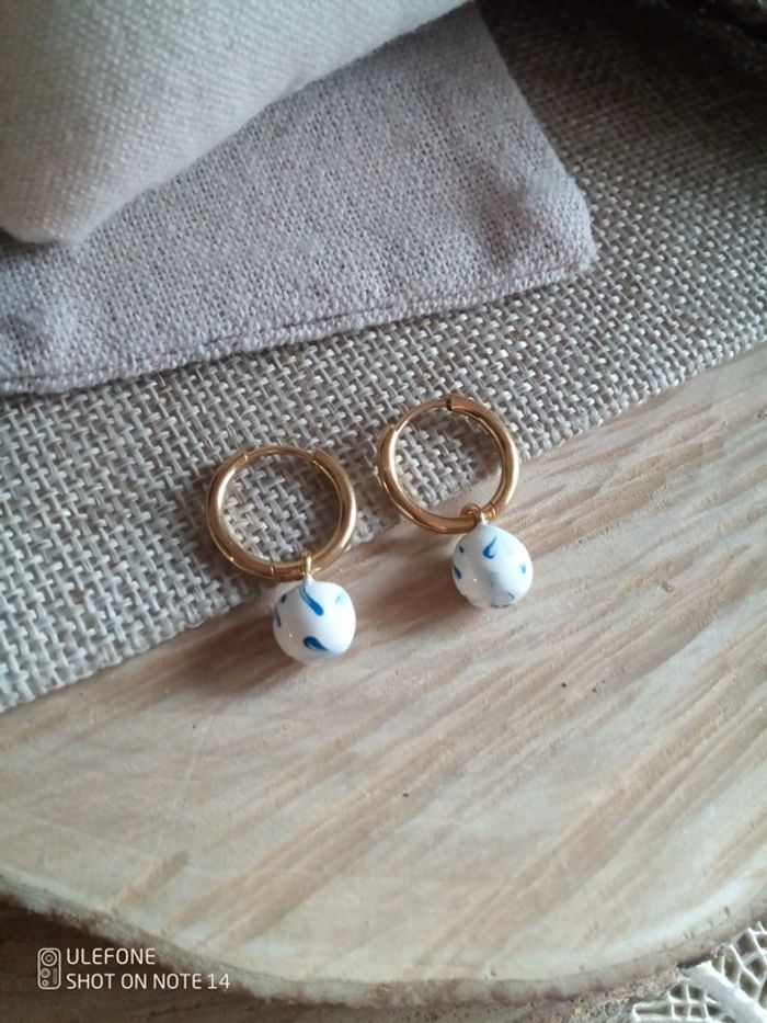 Petites créoles boules émaillées blanc et bleu