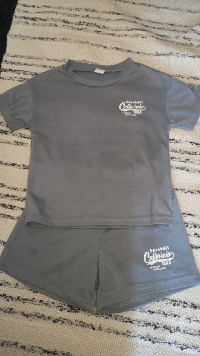 Emsenble short et t-shirt gris shein