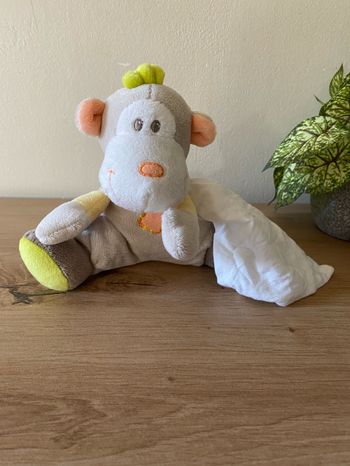 Doudou peluche singe mouchoir blanc sucre d orge