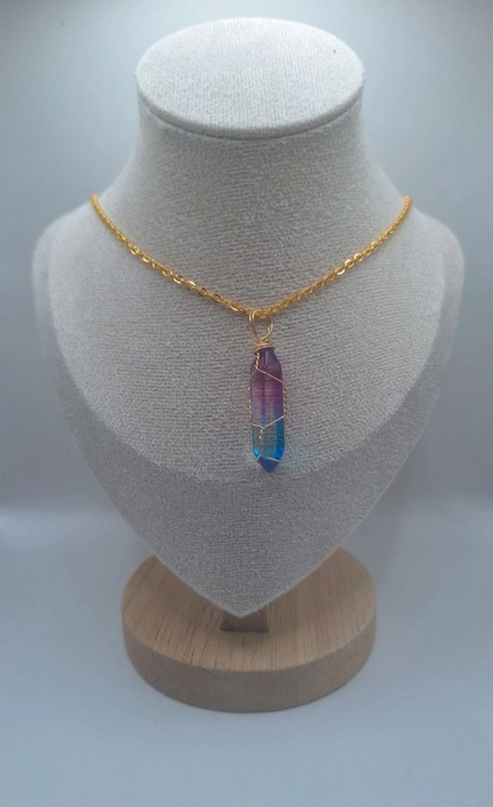 Collier pierre entourée de fil de fer