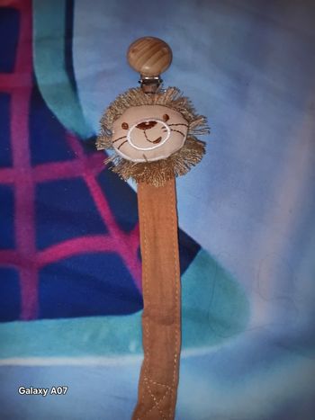 Attache sucettes lion
