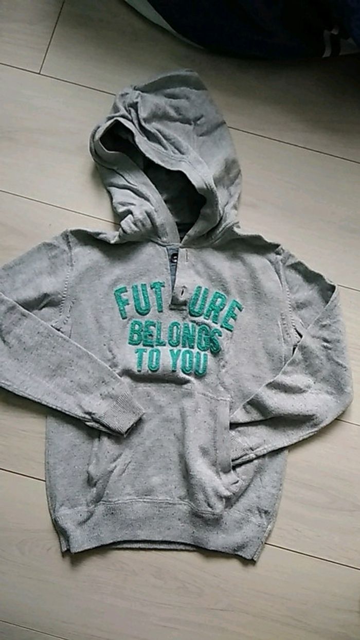 Pull à capuche Okaïdi en 8 ans
