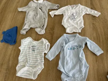 Un pyjama 3 bodies taille 0mois