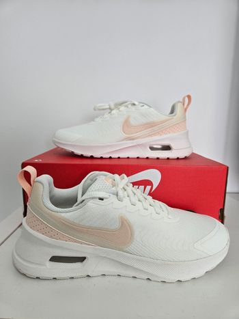Nike air max nuaxis taille 39 neuves blanc rose