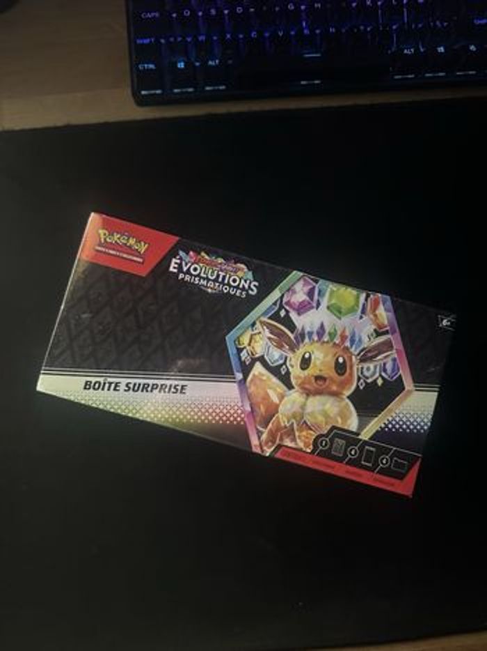 Boite Surprise Pokémon Évolution Prismatique EV8.5