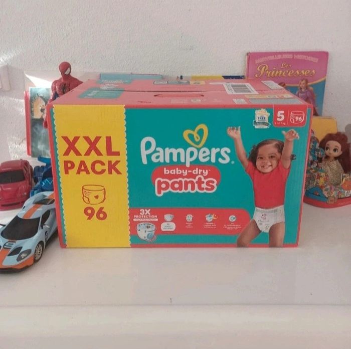 Carton XXL de couches pants pampers. Taille 5
