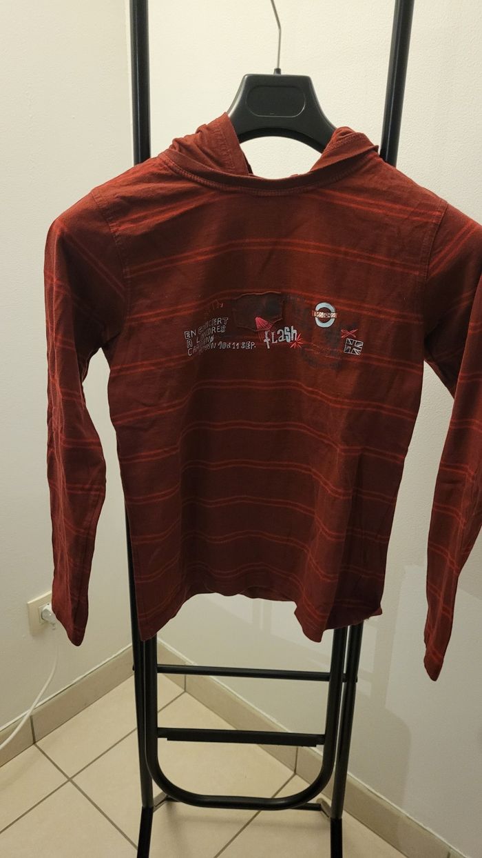 Joli t-shirt bordeaux à capuche de chez Sergent Major
