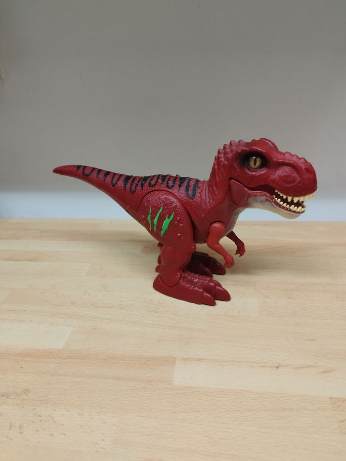 Dinosaure T-Rex électrique ROBO ALIVE - Effets sonores 
Marche tout seul et rugit avec des effets sonores réalistes.

Marque :  Zuru
Matière :  plastique
Dimensions : L 31 x Prof. 8 x H 20 cm. - photo numéro 4
