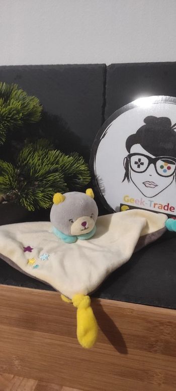 Doudou plat chat u touts petits beige gris jaune étoiles bleu marron Ours