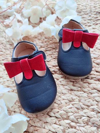 Sandales avec noeud rouge filles taille 22 comme neuves