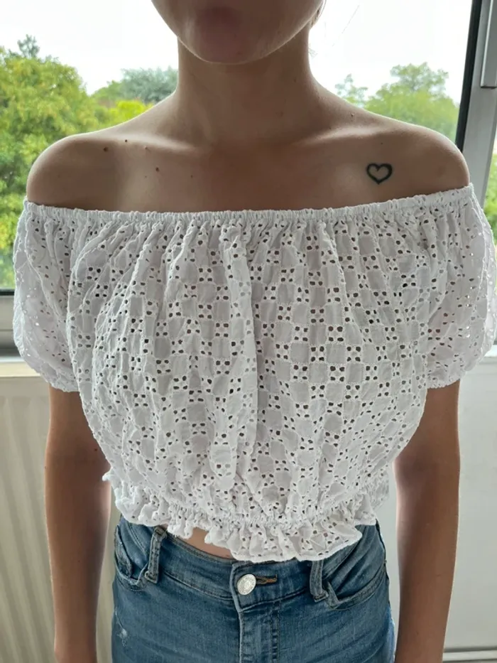 Haut blanc taille unique épaules dénudé