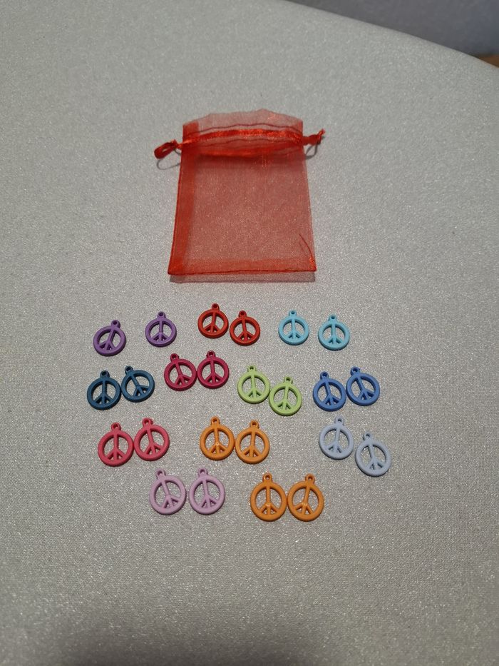 Joli lot neuf de 24 breloques/charms "Peace and Love" idéal pour bijoux