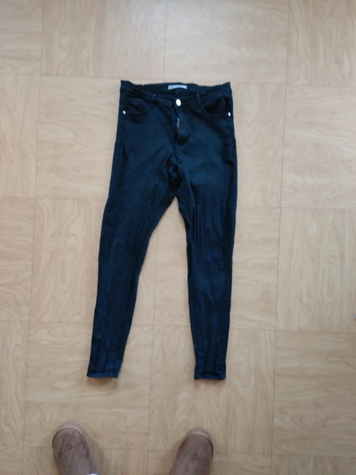 Jean slim noir taille 40 offert